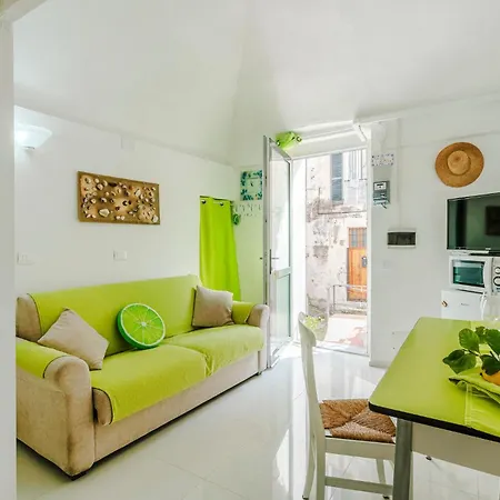 Pet Friendly In With Kitchen *